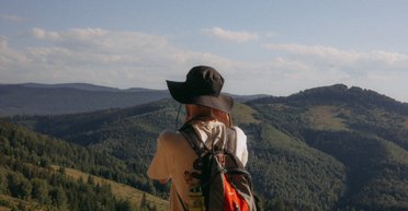 Пара отправилась в поход в лес и наткнулась на загадочную находку среди деревьев (фото)