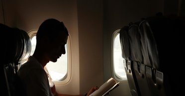Таємниця ілюмінаторів: пілот пояснив призначення крихітних отворів у вікнах літака (відео)