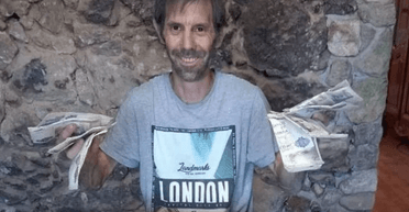 Чоловік під час ремонту знайшов в старих банках понад 62 тисяч доларів (фото)