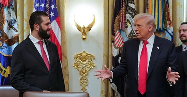 "Ще флакон твоїй дружині": Трамп обприскав президента Сирії парфумами під час офіційної зустрічі (відео)