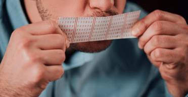 Чоловік пів року не знав, що він мільйонер: забутий білет приніс йому 15 млн євро