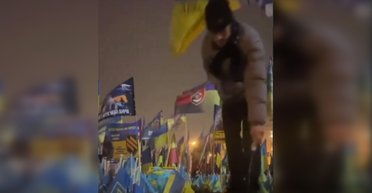 На Майдане парень поджигал мемориал погибшим воинам ВСУ: как он оправдался (видео)