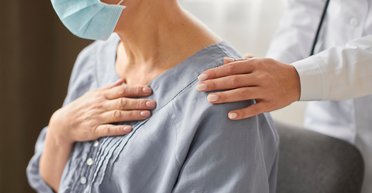 Лікування раку грудей без "хімії": чому сповідь супермоделі Ель Макферсон небезпечна для жінок