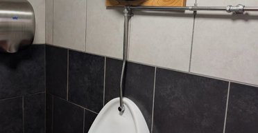 Паб в Британии придумал, как удержать пьяных клиентов на ногах в туалете (фото)