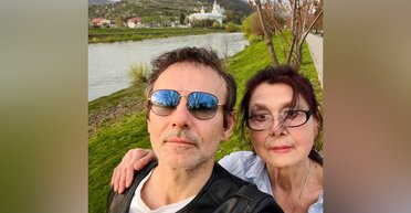 "Спасибі за весняний настрій": Вакарчук провів вихідний із мамою і показав її рідкісне фото