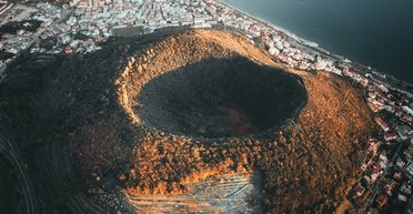 В Италии подает признаки жизни супервулкан: "пылающие поля" трясет все чаще