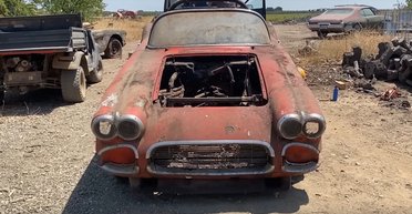 Ничейные раритеты: обнаружена заброшенная коллекция старинных Chevrolet Corvette (видео)