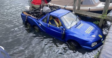 Старий Volkswagen Polo перетворили на шестиколісний автомобіль-амфібію (відео)