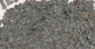 У Польщі знайшли гігантський скарб: пошуковець розкопав 5000 монет (фото)