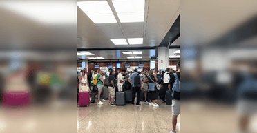 Боялися пропустити рейс: пасажири влаштували бійку в аеропорту через великі черги (відео)