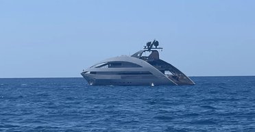 Гігантське судно з таємничим силуетом зняли в морі: що це за об'єкт (фото)