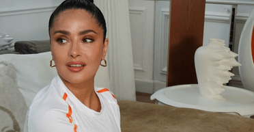 Сальма Хаєк взяла участь в естафеті олімпійського факелу в Парижі (фото)