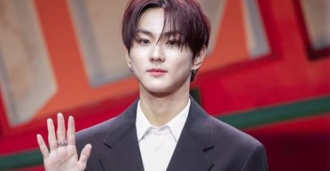 Южнокорейские фанаты засыпали своего кумира траурными венками: в чем причина