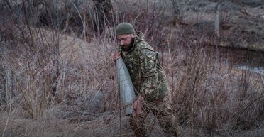Українські бійці через брак снарядів змушені шукати їх у болотах, — WSJ