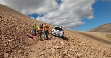 У США пікап застряг у горах на висоті 4 км: його не можуть витягнути кілька днів (фото)