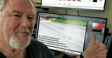 Втратив дві шини: пенсіонер на знак протесту вирішив продати вибоїну на дорозі (фото)