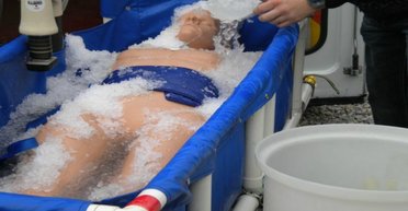 Заморожені трупи збирають гроші, щоб оплатити своє воскресіння з кріогенного сну