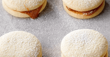 Сендвіч-печиво з карамельною начинкою "Альфахорес": ніжна випічка для ласунів