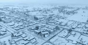 Австралію накрила найсильніша сніжна буря за десятиліття: 26-річну жінку змило водою (відео)