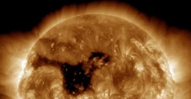 На Сонці з'явилася корональна діра завширшки 800 000 км: чим вона загрожує нашій планеті (фото)