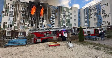 В Белгороде дрон "влетел" в многоэтажный жилой дом: власти обвиняют ВСУ (видео)