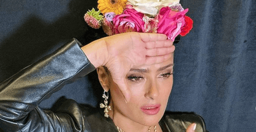 Як Фріда Кало: Сальма Гаєк в образі відомої художниці вийшла на сцену до Мадонни (фото)