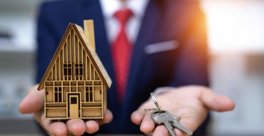 Налоги все выше. Какие платежи нужно внести при купле-продаже квартиры или машины в 2025 году