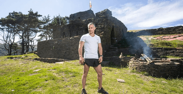 Колишньому військовому, який 5 років будував величезний замок у полі, наказали його знести (фото)