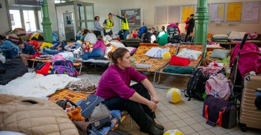 Миллиарды потрачены — жилья нет: почему переселенцы годами живут в общежитиях