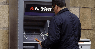 Великі черги: люди штурмували банкомат, який видавав подвійну суму (фото)