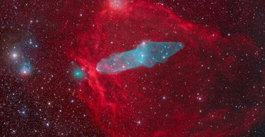 На новому знімку показано рідкісну зустріч зеленої комети з двома барвистими туманностями (фото)