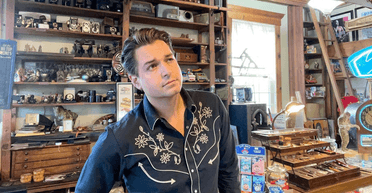 Гроші, срібло та прикраси: чоловік придбав будинок барахольниці з дорогоцінними речами (фото)