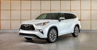 На популярном кроссовере Toyota заметили серьезный дефект: отзовут 751 000 авто