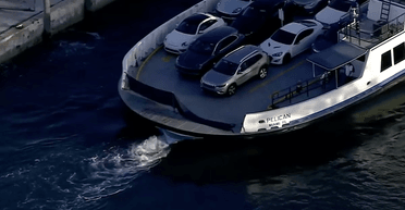 Прозвали найневдачливішим у світі: машина хлопця випала з порома, а лава зруйнувала будинок (відео)