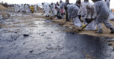 Разлив мазута в Черном море по вине РФ: волонтеры говорят, что загрязнение чистить некому