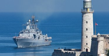 Пассажир круизного лайнера сфотографировал российские военные корабли, направляющиеся на Кубу