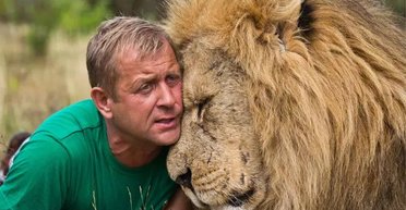 В Крыму львы напали на владельца парка, который вывозил краденых РФ животных из Мариуполя и Херсона