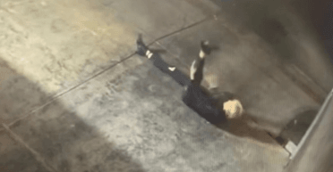 Жінка займалася йогою на стоянці пекарні, яку після цього одразу ж пограбувала (відео)