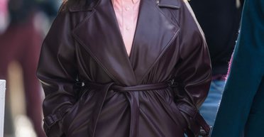 Селена Гомес продемонстрировала модный костюм на осень 2023 (фото)