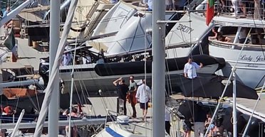 Авария на миллионы: в Монте-Карло катер врезался в дорогие яхты (видео)