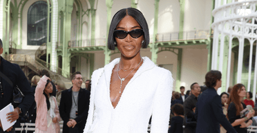 Наомі Кемпбелл у білосніжному вбранні відвідала показ у рамках Тижня моди в Парижі (фото)