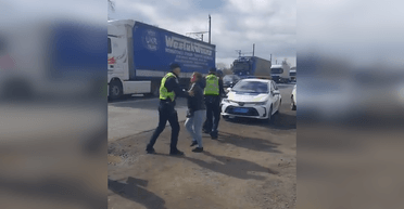 На Закарпатті десятки жінок перекрили трасу "Київ — Чоп" через "мобілізацію і ТЦК" (відео)