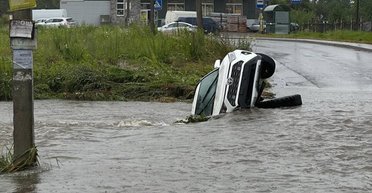 Наводнение во Львове: в городе выпал "чрезвычайный" дождь, который побил рекорд за всю историю наблюдений