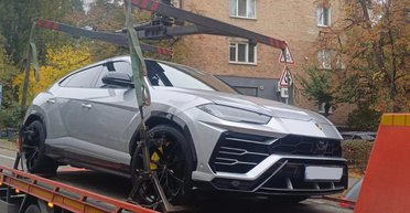 В Киеве эвакуатор забрал на штрафплощадку дорогой кроссовер Lamborghini Urus (фото)