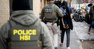 Въехали при Байдене: Дональд Трамп велел миллиону мигрантов покинуть США