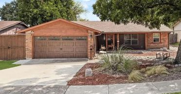 Усе заставлено пляшками з віскі: на продаж виставили будинок для поціновувачів алкоголю (фото)