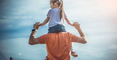 Навчіть своїх дітей цих пʼяти речей про гроші, каже батько-мільйонер