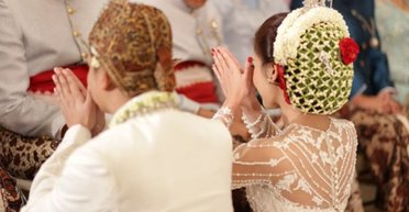 "Довелося змиритися": чоловік одружився з подругою дочки, яка молодша за нього на 33 роки