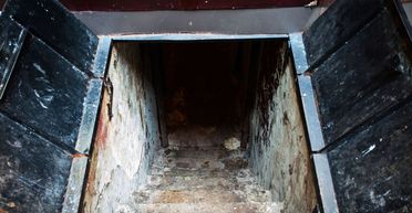 Жінка знайшла у своїй ванній вхід у таємну кімнату: що вона побачила всередині (фото)