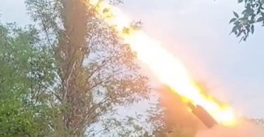 У мережі показали рідкісні кадри застосування армією Росії саморобної РСЗВ "Сніжинка" (відео)